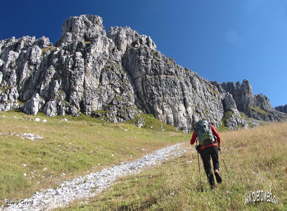 08 Saliamo dal rifugio....JPG